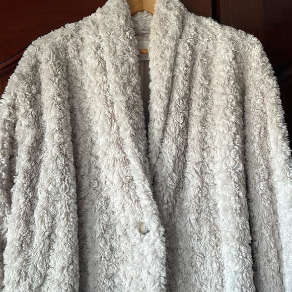 Wilfred free plush coat | Size L 🤍 - Picture 5 of 12